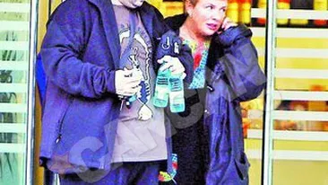 Are grija de imaginea ei! Teo e iar Teo! E imbujorata si a renuntat la peruca