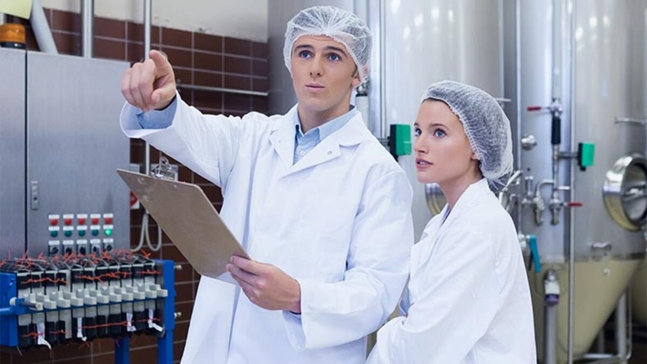 Singura meserie pentru care femeile primesc salarii mai mari decât bărbații, în România