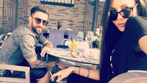 Îşi închiriase un cuibuşor secret de nebunii, unde… ”Stelistul-mitralieră” a ”împuşcat” la foc automat o stewardesă, o membră a Brigăzii ”Secţia 19” şi… Detalii fabuloase ies la iveală înaintea divorţului