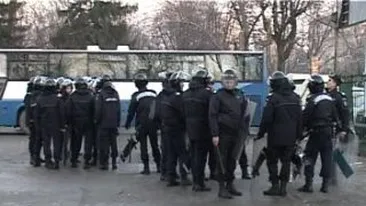 Cu citeva ore inaintea derby-ului, circa 30 de suporteri au fost retinuti de jandarmi si condusi la sectie!