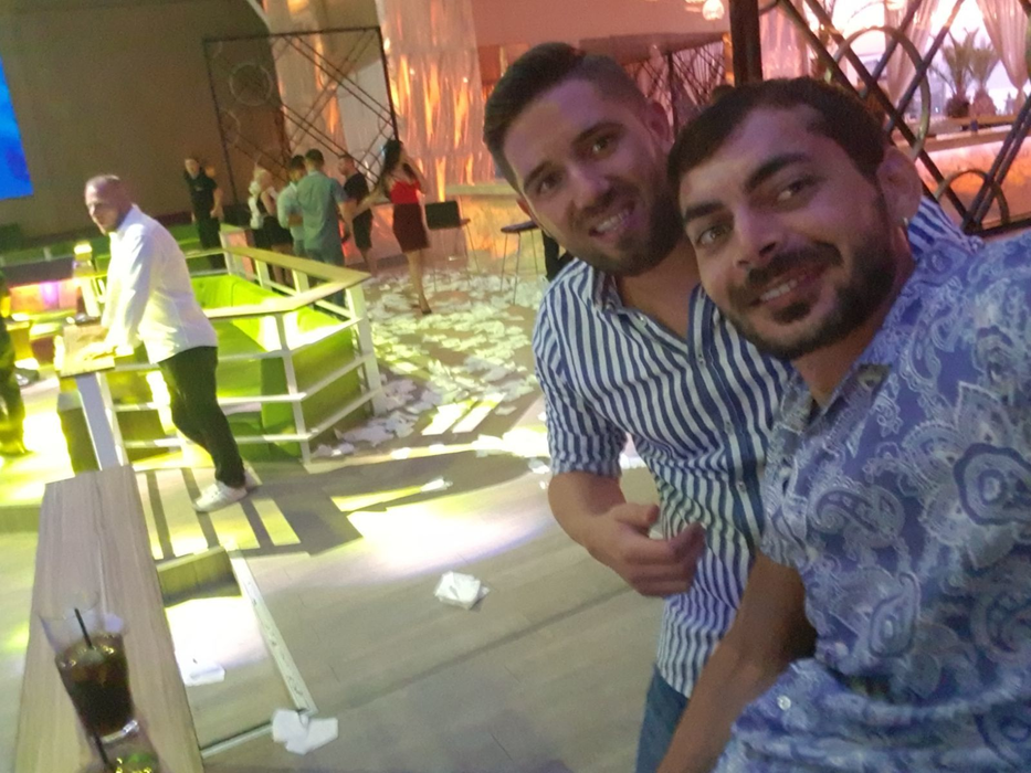 Acestea sunt fotografii realizate cu ţinuta pe care a purtat-o atunci când a fost refuzat de către bodyguarzii de la Fratelli şi Breeze