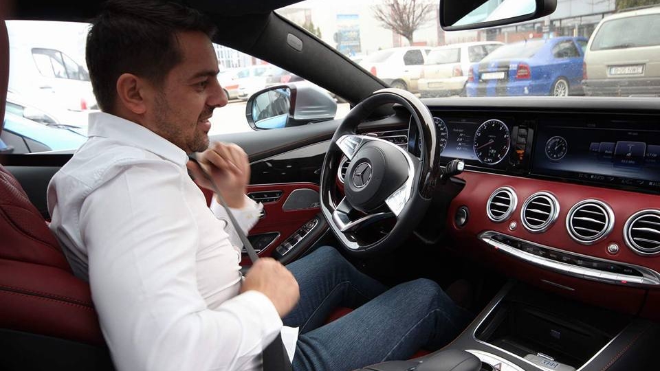 CANCAN.ro vă arată imagini în premieră cu norocosul din Călăraşi care a câştigat 10 milioane de la LOTO. Fostul poliţist comunitar şi-a luat un super-Mercedes, iaht şi a plătit aproape 100.000 € pe vacanţe! Între timp, şi-a băgat banii în trei afaceri, dar pe una a închis-o deja!

