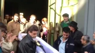 Scene cutremuratoare la Teatrul de Comedie! Iurie Darie a pornit pe ultimul drum in urale si aplauze