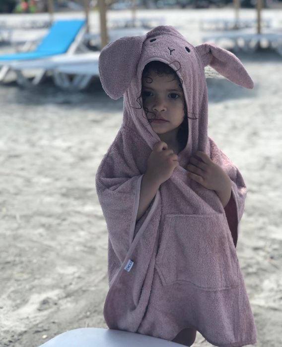 Cristina Șișcanu, criticată după ce a apărut în costume de baie sexy pe litoral. “Mai multă tonifiere nu ar strica”