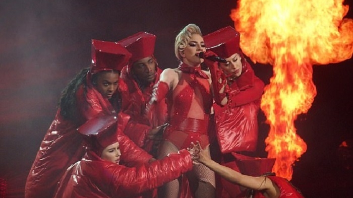 VIDEO / Lady Gaga, clipe ruşinoase pe scenă! Ce s-a întâmplat în timp ce cânta şi purta o rochie transparentă, fără lenjerie intimă şi sutien