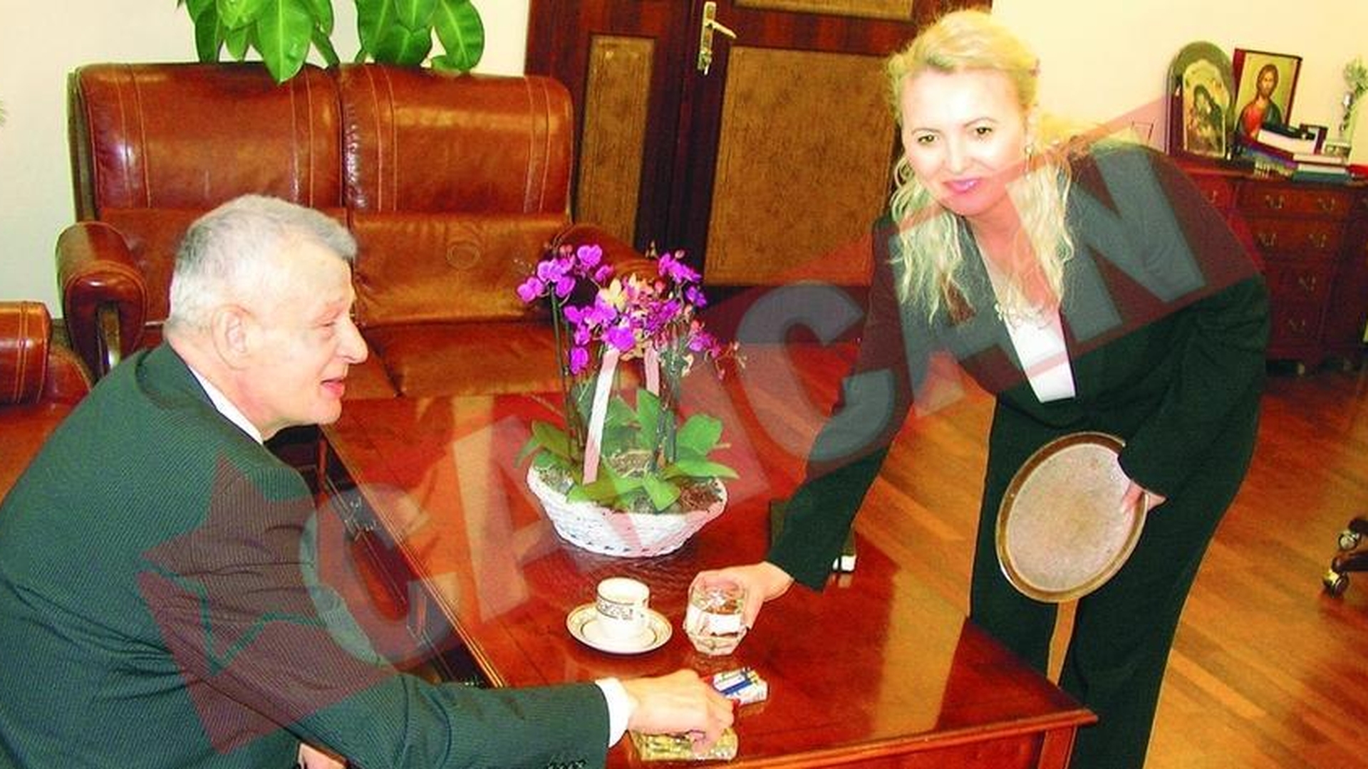 Ea ii face cafeaua lui Sorin Oprescu