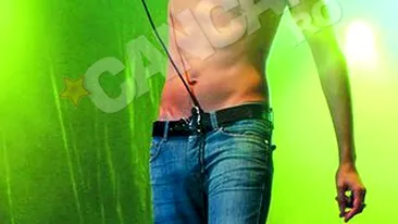 VIDEO Tudor Chirila nu a putut canta cu papionul la gat! A tinut sa se dezbrace de patru ace