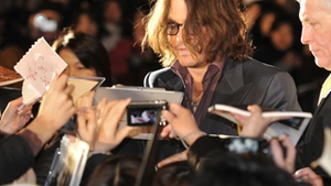 Johnny Depp, asaltat de fani in Japonia