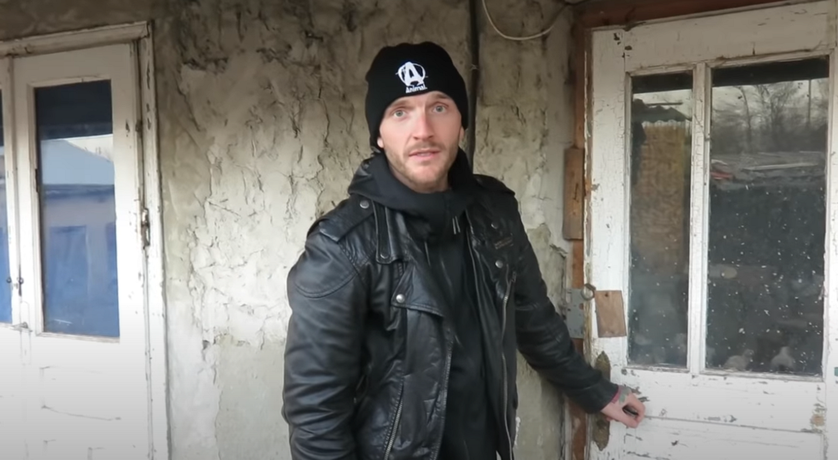 Cătălin Bordea a arătat casa în care a copilărit/ Sursa foto: Captură video