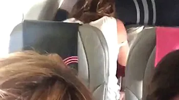 VIDEO | Făceau poze în avion și au observat în spatele lor doi tineri care făceau amor! Peste 3 milioane de oameni au văzut imaginile!