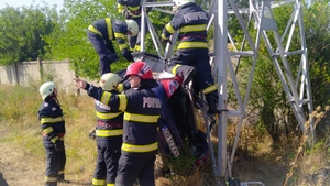 Accident cumplit în Dâmbovița. Un șofer s-a izbit cu mașina de un stâlp de electricitate și a rămas suspendat