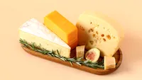 Brânzeturile, pericol ascuns pentru sănătate. Ce riscuri aduc microplasticele din produsele lactate pentru organism