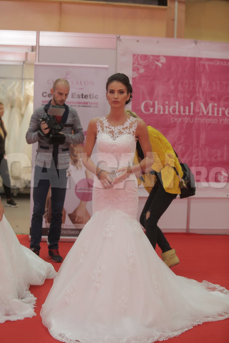 OANA IONIŢĂ şi GEANINA ILIEŞ au îmbrăcat rochia de mireasă! Cui îi stă mai bine?