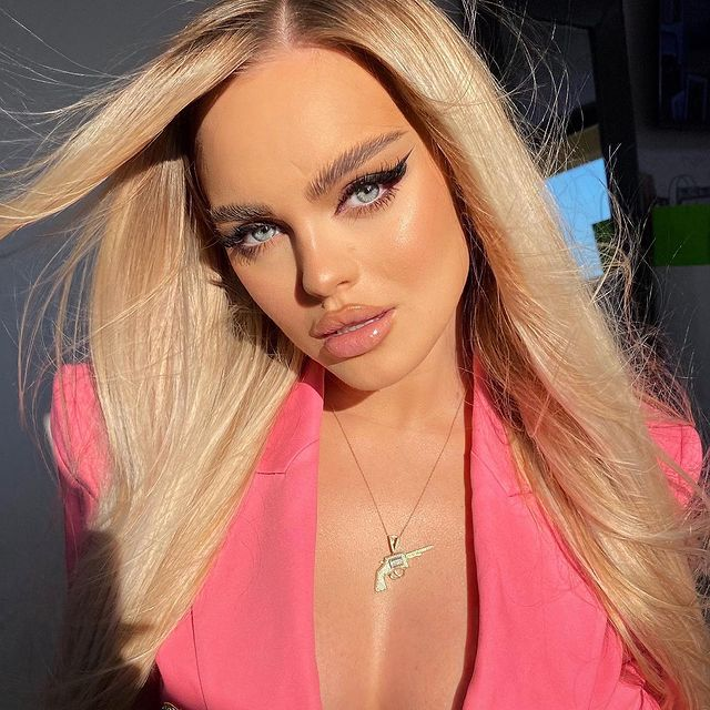 Blondina Amelie e jucăușă foc