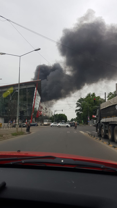 Incendiu de proporții în Capitală, la un depozit de anvelope