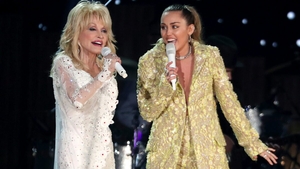 Puțini știu ce relație a existat între Dolly Parton și Miley Cyrus. Cum a ajuns legenda country să-i fie nașă și ce au descoperit ulterior