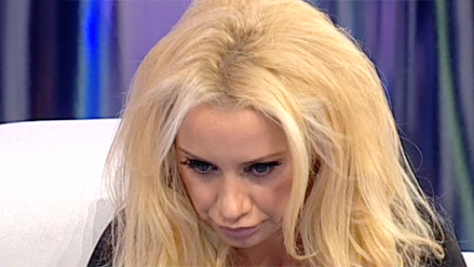 Clipe de COSMAR pentru Simona Trasca: "Imi vine sa ma dau cu capul de pereti". Ce a patit blonda