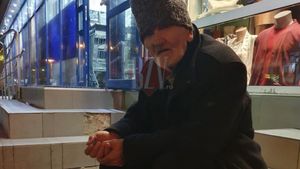Un bătrân de 75 de ani trăiește pe străzile Bârladului. Povestea extrem de tristă a lui Nea' Constantin