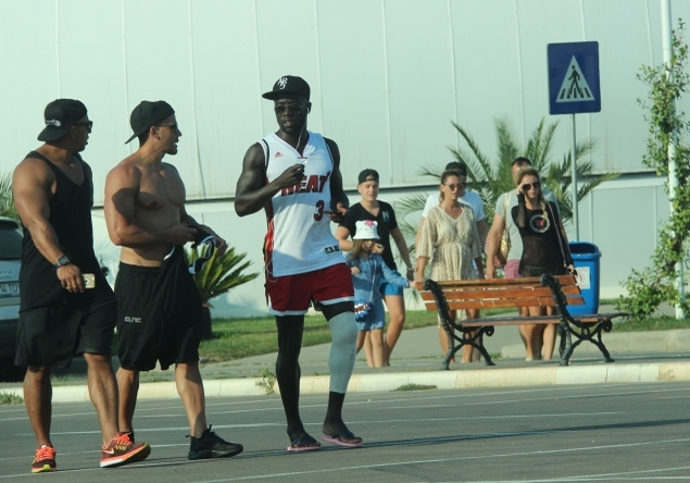 Bacary Sagna a fost prezent pe litoral şi anul trecut. A petrecut alături de doi prieteni