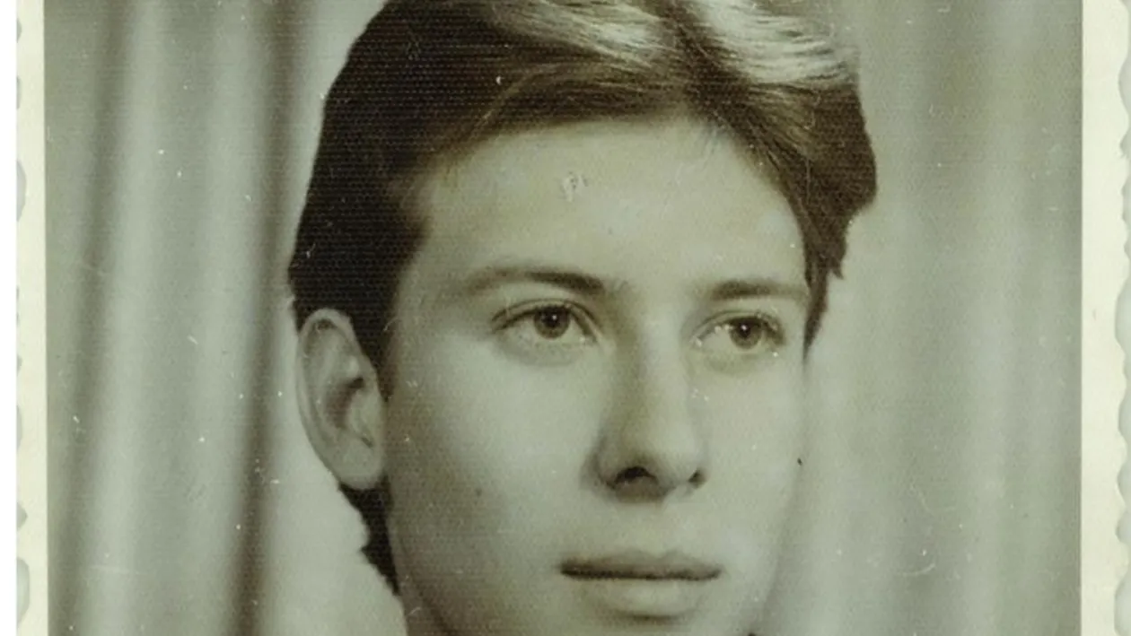 Îl recunoşti? Acum este unul dintre cei mai iubiţi prezentatori TV