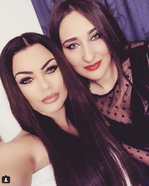 Unii dintre fanii cântăreței cred că seamănă cu sora ei, alții, nu. Sursa foto: Facebook