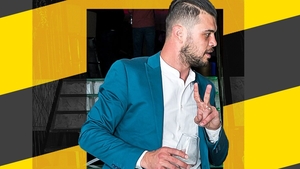 Soțul Oanei Roman, pus la pământ și călcat în picioare la ziua Vicăi Blochina. Cine este bărbatul care l-a potolit pe Marius Elisei: “Făcea un scandal monstru, a spart toate paharele din bar”