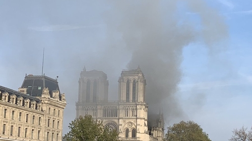 Incendiu la Catedrala Notre Dame din Paris. Pompierii încearcă să stingă focul