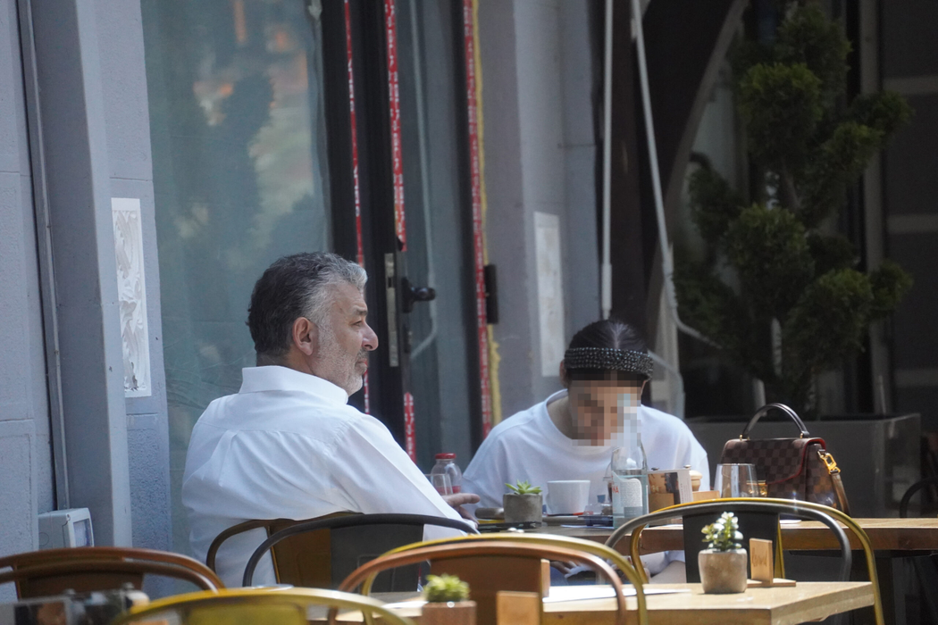Joseph Hadad în compania unei domnișoare pe terasa propriului restaurant / (Sursa: CANCAN.RO)