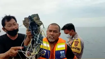 Avion prăbușit în Indonezia! Primele imagini cu epava în care erau 62 de oameni