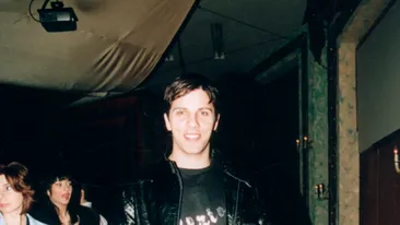 Gaz pe foc, gagici pe fundal și outfit etern în poza cu Lucian Viziru pe care timpul n-a reușit s-o stingă. Cum arăta în 2007?