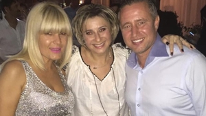 FOTO A fost ca o vijelie pe ringul de dans! Cum s-a distrat Elena Udrea la aniversarea lui Reghe. Manele si mult dans
