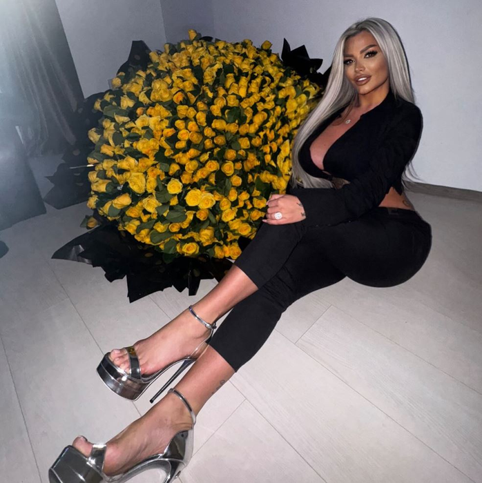 Roxana Darie a primit 501 trandafiri de ziua ei, de la Dani Leș (Foto: Instagram)