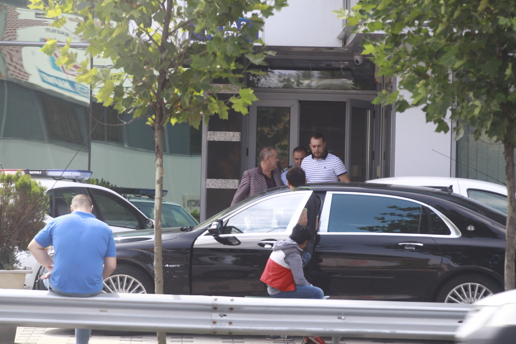 Becali vorbeşte cu anchetatorul său, Cornel Ivănuş, fiind foarte binedispus
