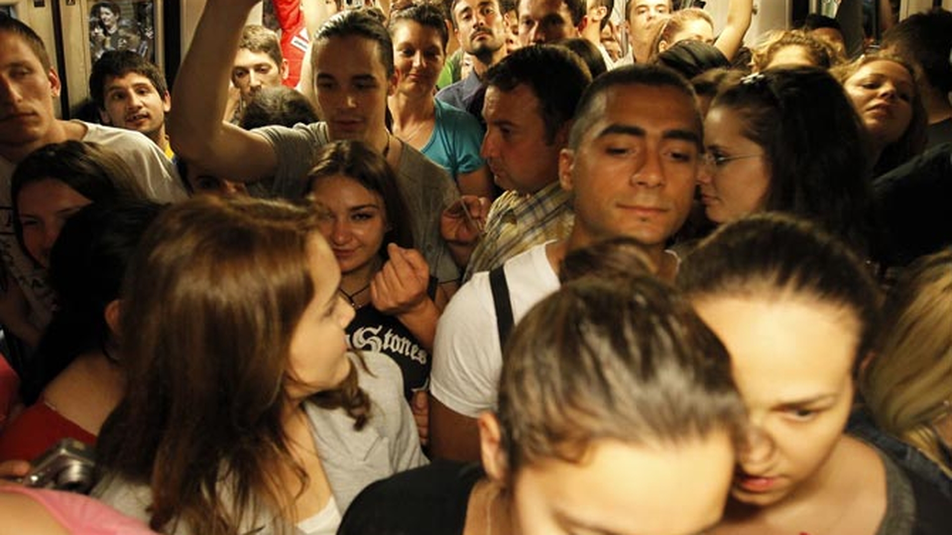 Voltaj a sustinut un concert de senzatie in metrou! Chef Catalin Scarlatescu a gustat muzica buna si si-a facut poze "ca la 20 de ani"