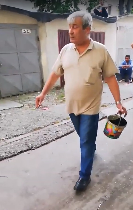 Așa ceva nu s-a mai văzut! Cum s-a răzbunat un pensionar din Bacău pe copiii gălăgioși din spatele blocului