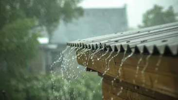 METEO 16 IULIE! Ploile sunt torenţiale, iar temperaturile, scăzute