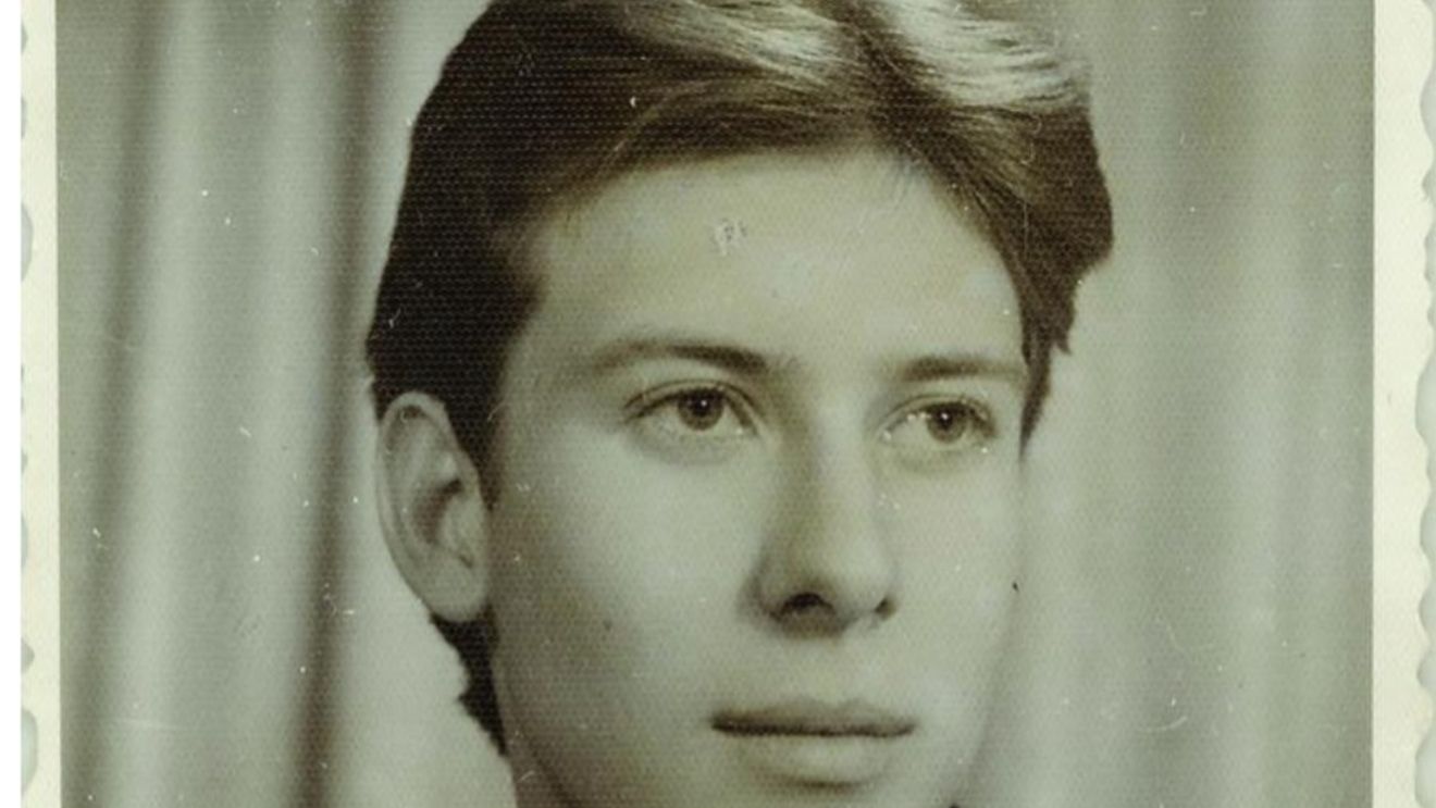 Îl recunoşti? Acum este unul dintre cei mai iubiţi prezentatori TV