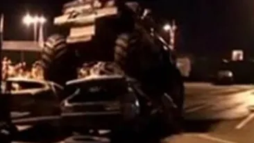 Doi giganti de 400 de cai putere au strivit zeci de Dacii la malul marii