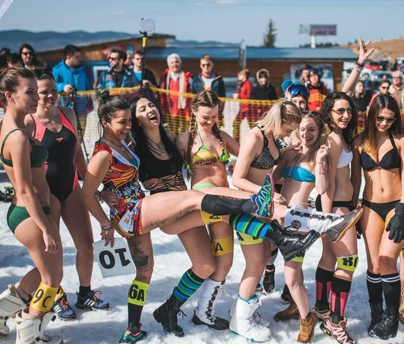 Miss Bikini pe zăpadă, la -3 grade. Fetele au „topit” troienele de la Păltiniș