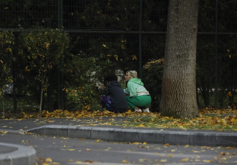 Amna este însoțită pretutindeni de fotograful personal