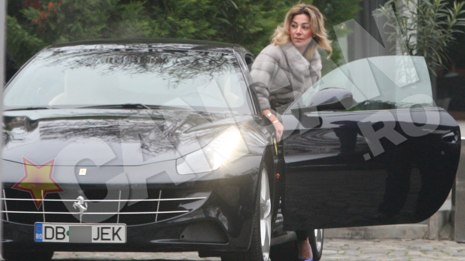 Ea este "Regina puilor"! Elsa Ghaziri se rasfata intr-un Ferrari de un sfert de milion de euro