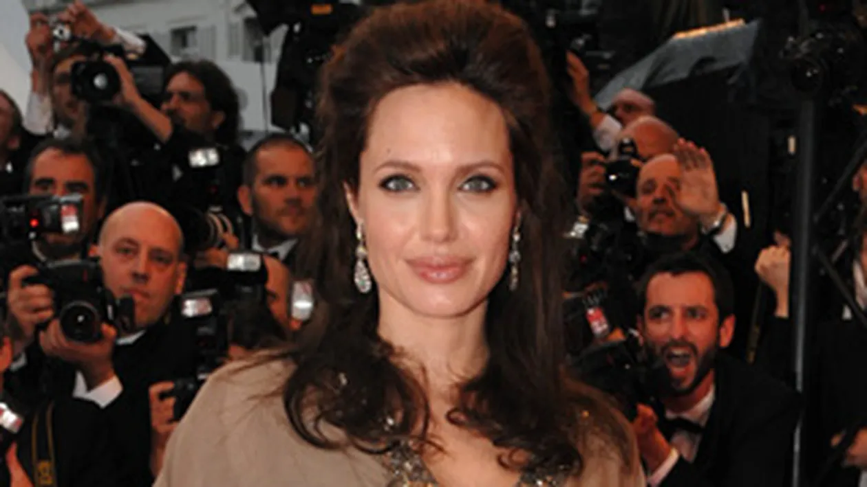 Angelina Jolie isi cauta perechea!