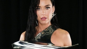 Katty Perry, moment jenant la TV. Cântăreața s-a ascuns sub pupitru de rușine