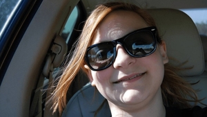 Tânăra din imagine și-a făcut un selfie în mașină! Când a citit comentariile de pe Facebook, a înlemnit. Detaliul înfiorător observat de prieteni în poză