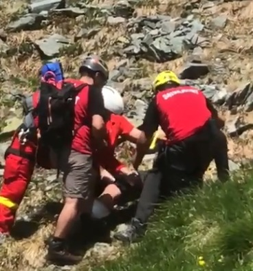 Salvamontiștii urmează să evacueze victima cu ajutorul unui elicopter