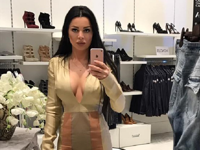 După ce Ilie Năstase a împăcat-o cumpărându-i un apartament, Brigitte Sfăt şi-a scos atuurile la înaintare. Cât de sexy este bruneta