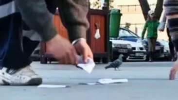 Ce a făcut un pensionar din Arad după ce a găsit un plic cu bani pe stradă! Gestul i-a lăsat fară cuvinte pe poliţişti