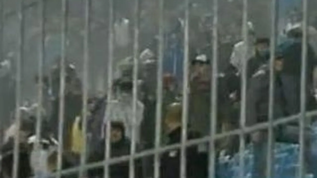Peluza Sud: Firma de securitate a intervenit cu spray-urile din dotare desi in tribuna erau copii, femei si oameni batrani