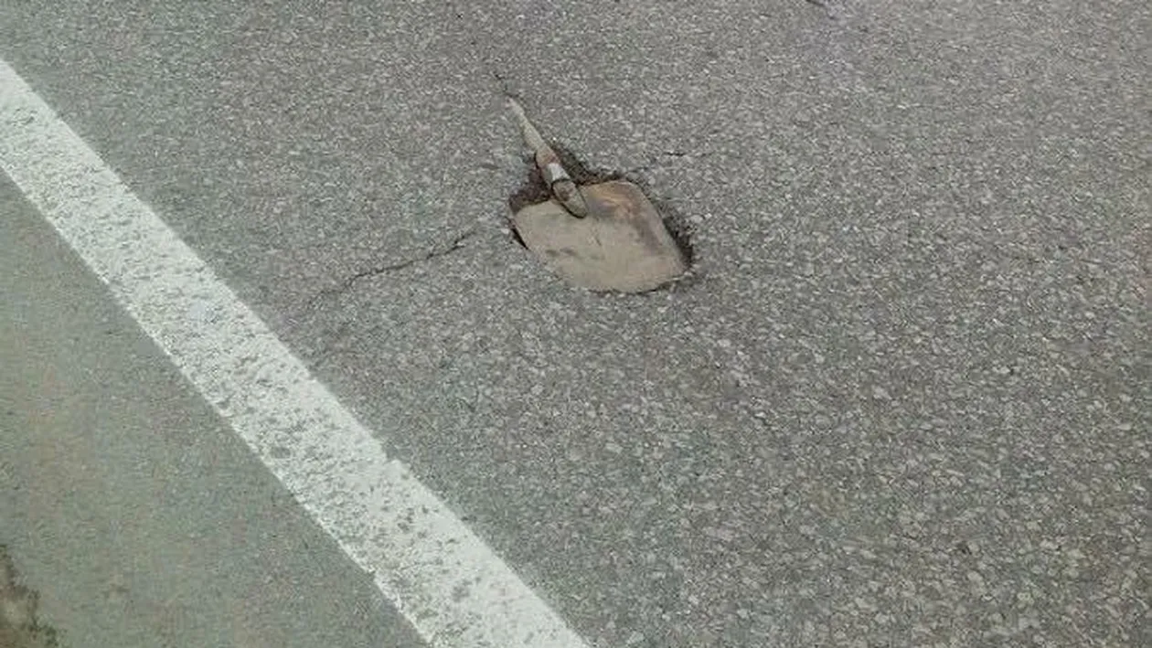 „Dorel” a asfaltat șoseaua cu tot cu lopată: „E acolo din 2011! E biodegradabilă?”