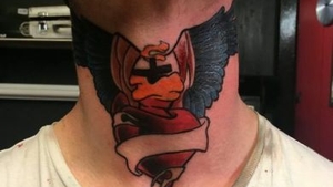 Si-a facut un tatuaj pe gat in memoria bunicului pe care l-a iubit. Ce a patit acest tanar la cateva luni